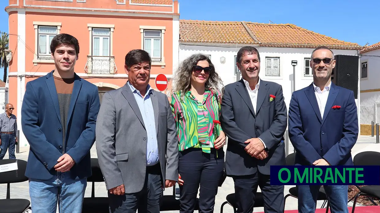 Novo Largo de São João Baptista recebeu sessão solene do 25 de Abril no Cartaxo
