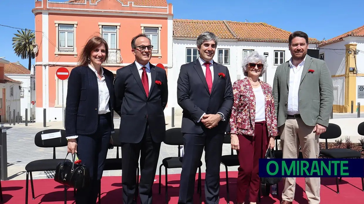 Novo Largo de São João Baptista recebeu sessão solene do 25 de Abril no Cartaxo