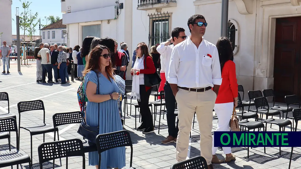 Novo Largo de São João Baptista recebeu sessão solene do 25 de Abril no Cartaxo