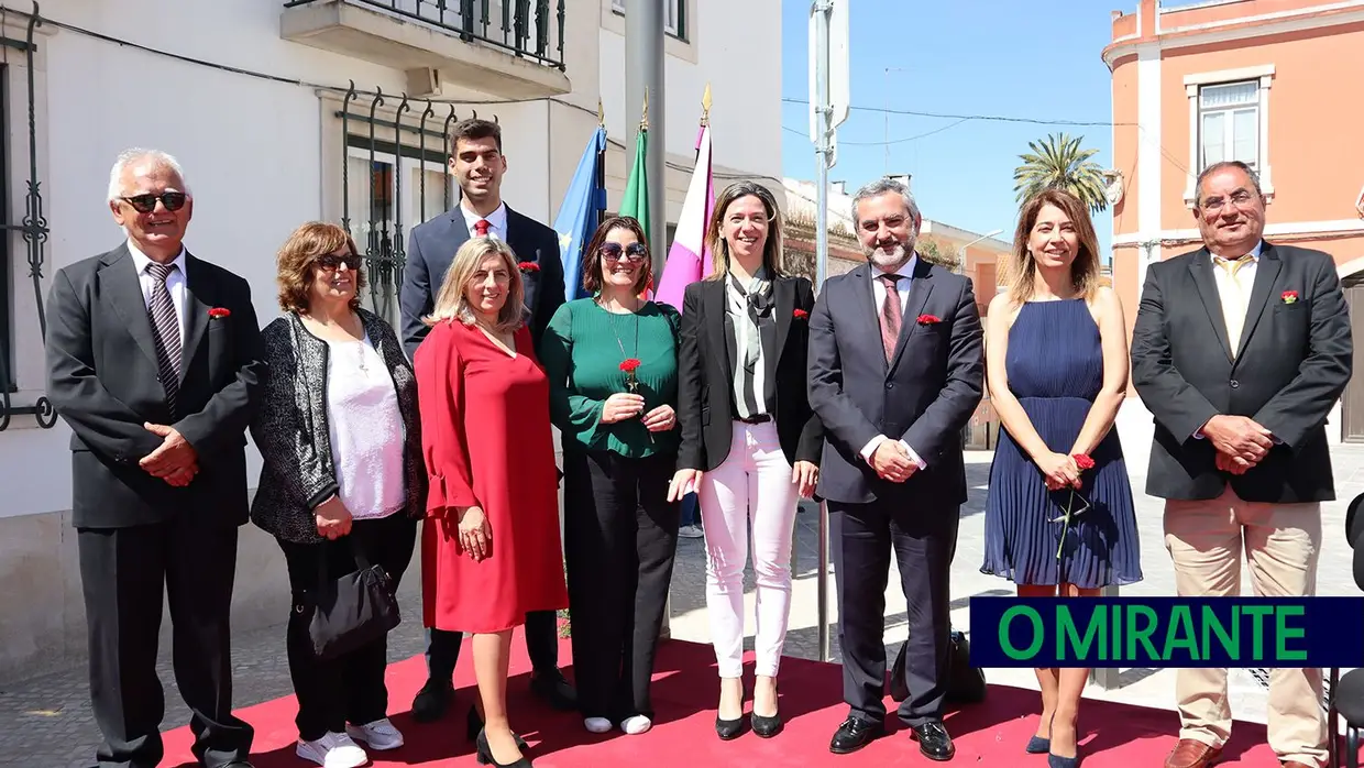 Novo Largo de São João Baptista recebeu sessão solene do 25 de Abril no Cartaxo