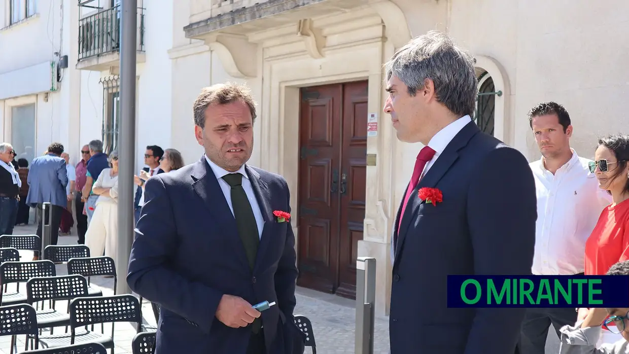 Novo Largo de São João Baptista recebeu sessão solene do 25 de Abril no Cartaxo