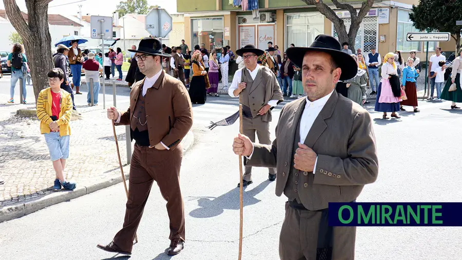 Em Azambuja desfilou-se com as vestes de antigamente para valorizar os trajes do Ribatejo