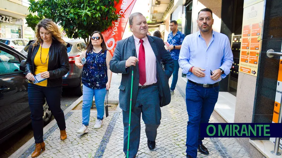 Comerciantes de Alverca sentiram na pele os obstáculos com que se deparam os cegos Comerciantes de Alverca sentiram na pele os obstáculos com que se deparam os cegos