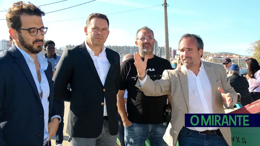 Autarcas do PSD em VFX pedem ajuda ao líder para ligação dos Caniços à A1 Autarcas do PSD em VFX pedem ajuda ao líder para ligação dos Caniços à A1