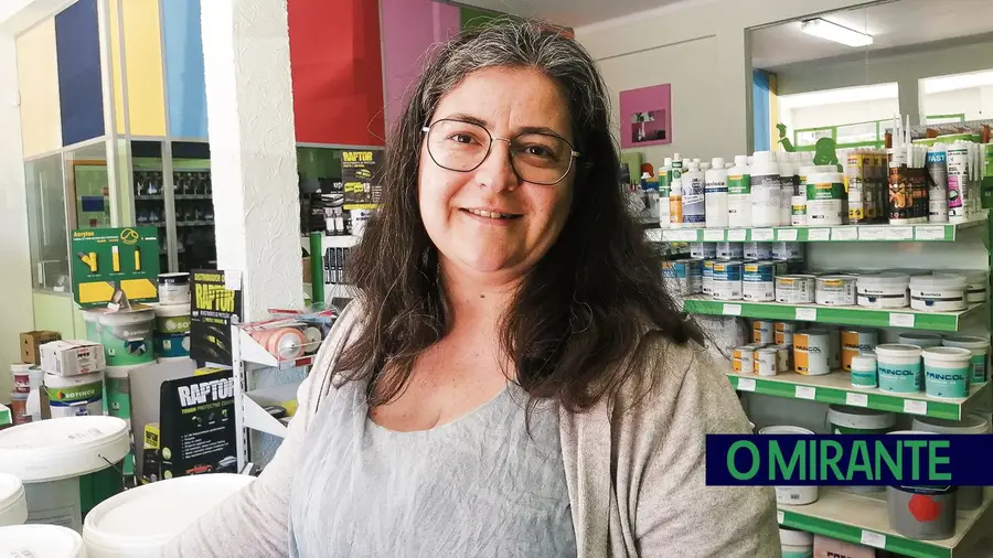 Tinta que elimina insectos e ácaros é vendida na empresa António Filipe Neto Lda Tinta que elimina insectos e ácaros é vendida na empresa António Filipe Neto Lda