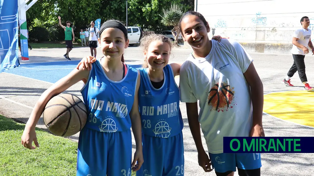 Manhã de basquetebol no novo campo de Rio Maior