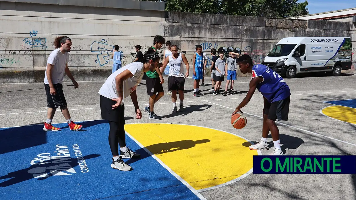 Manhã de basquetebol no novo campo de Rio Maior