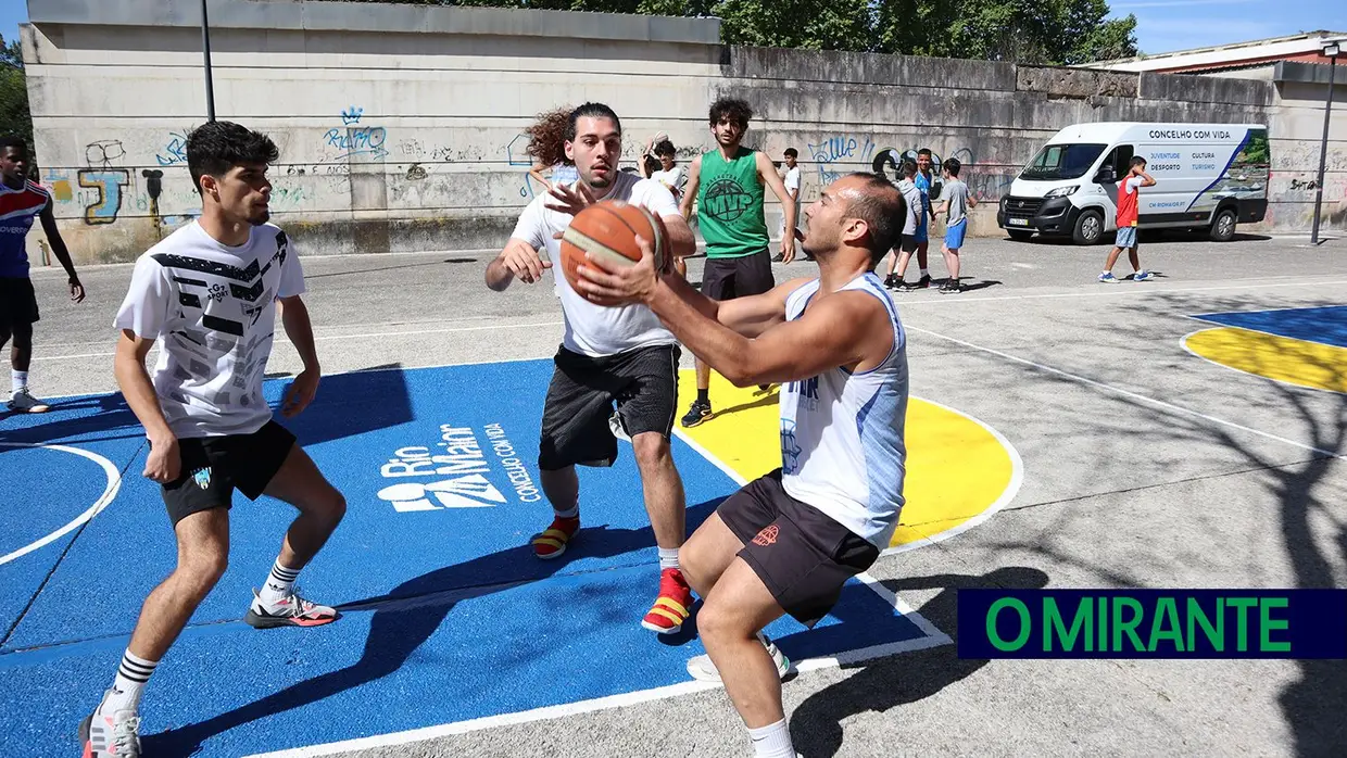 Manhã de basquetebol no novo campo de Rio Maior