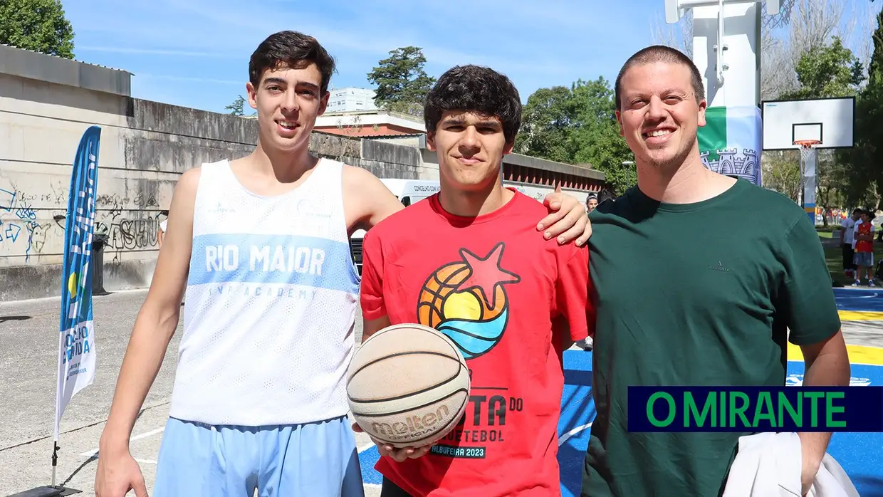 Manhã de basquetebol no novo campo de Rio Maior