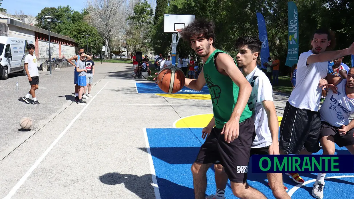 Manhã de basquetebol no novo campo de Rio Maior