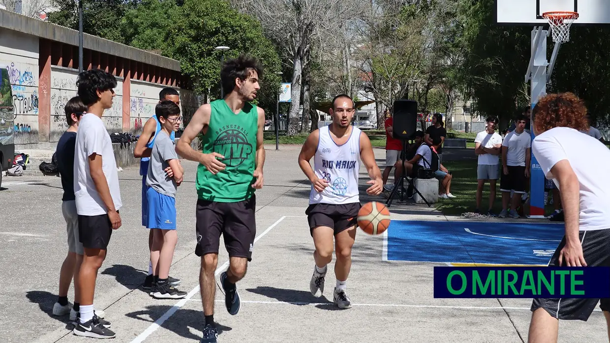 Manhã de basquetebol no novo campo de Rio Maior