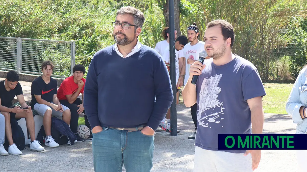 Manhã de basquetebol no novo campo de Rio Maior