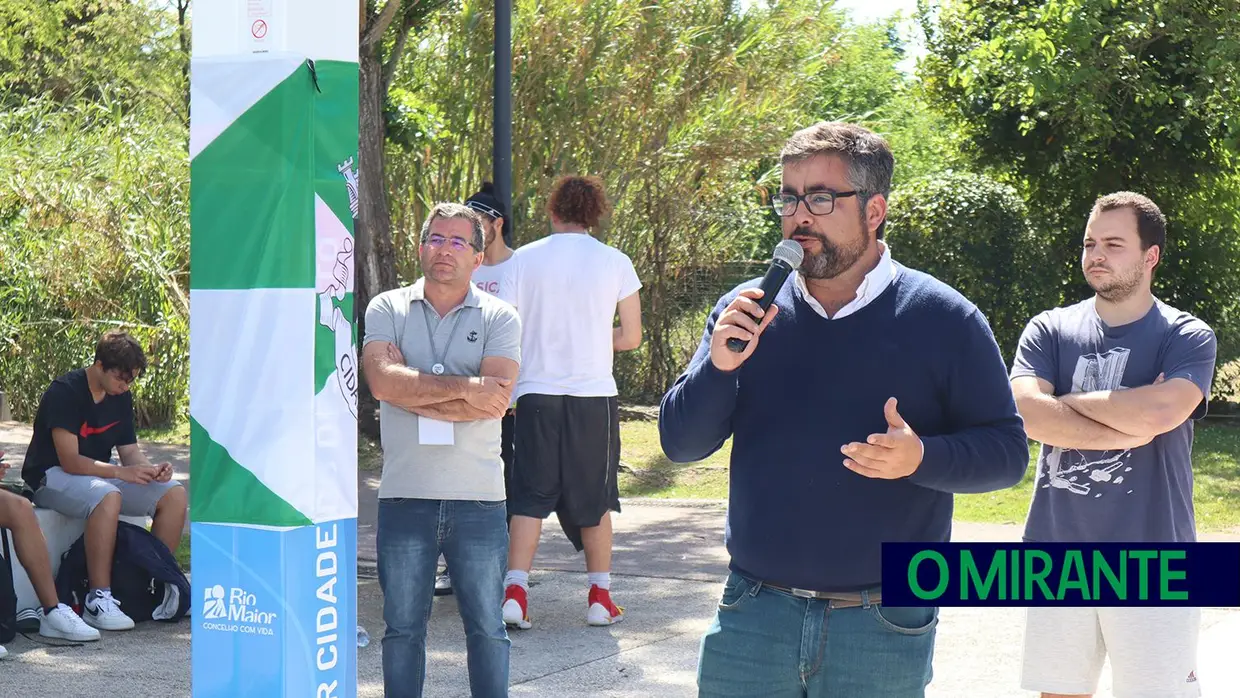 Manhã de basquetebol no novo campo de Rio Maior