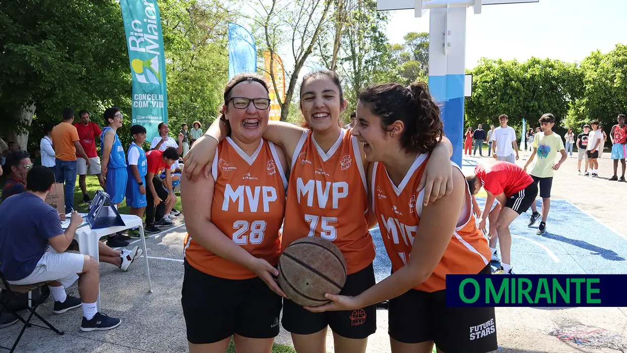 Manhã de basquetebol no novo campo de Rio Maior