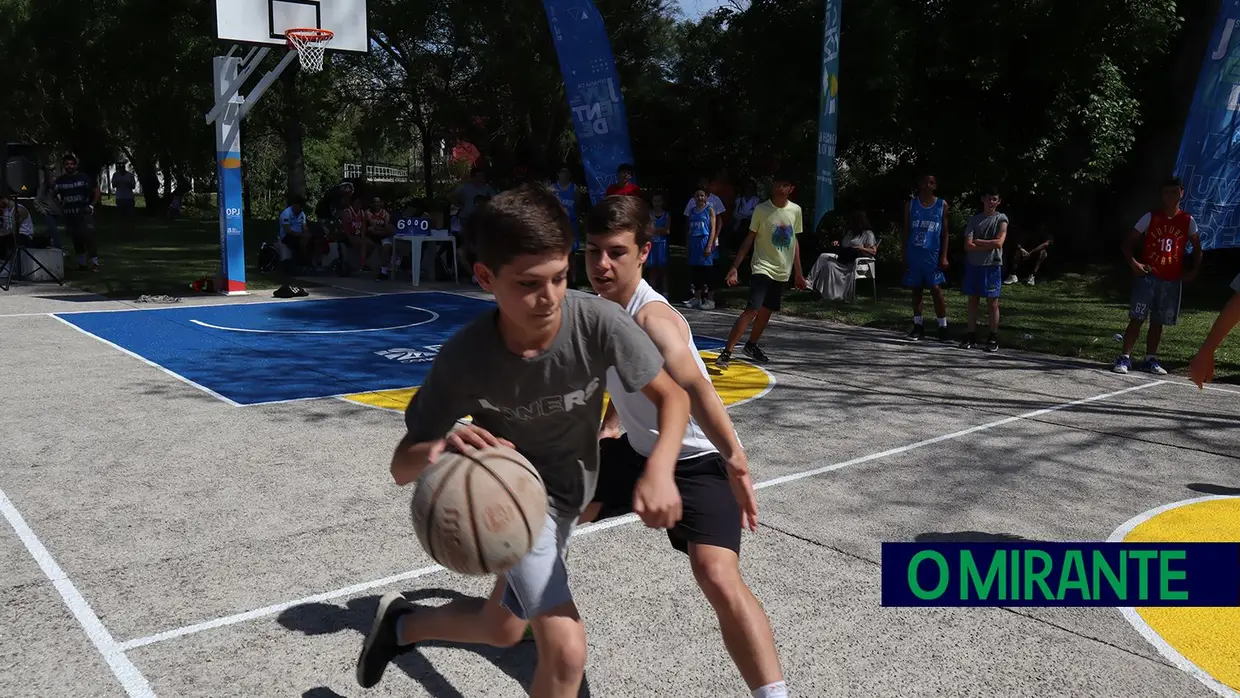 Manhã de basquetebol no novo campo de Rio Maior