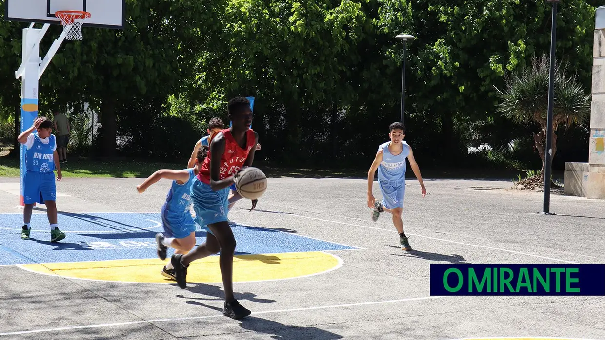 Manhã de basquetebol no novo campo de Rio Maior