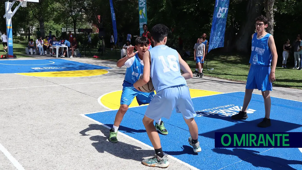 Manhã de basquetebol no novo campo de Rio Maior