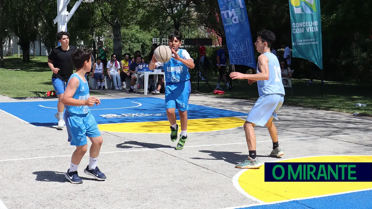 Manhã de basquetebol no novo campo de Rio Maior