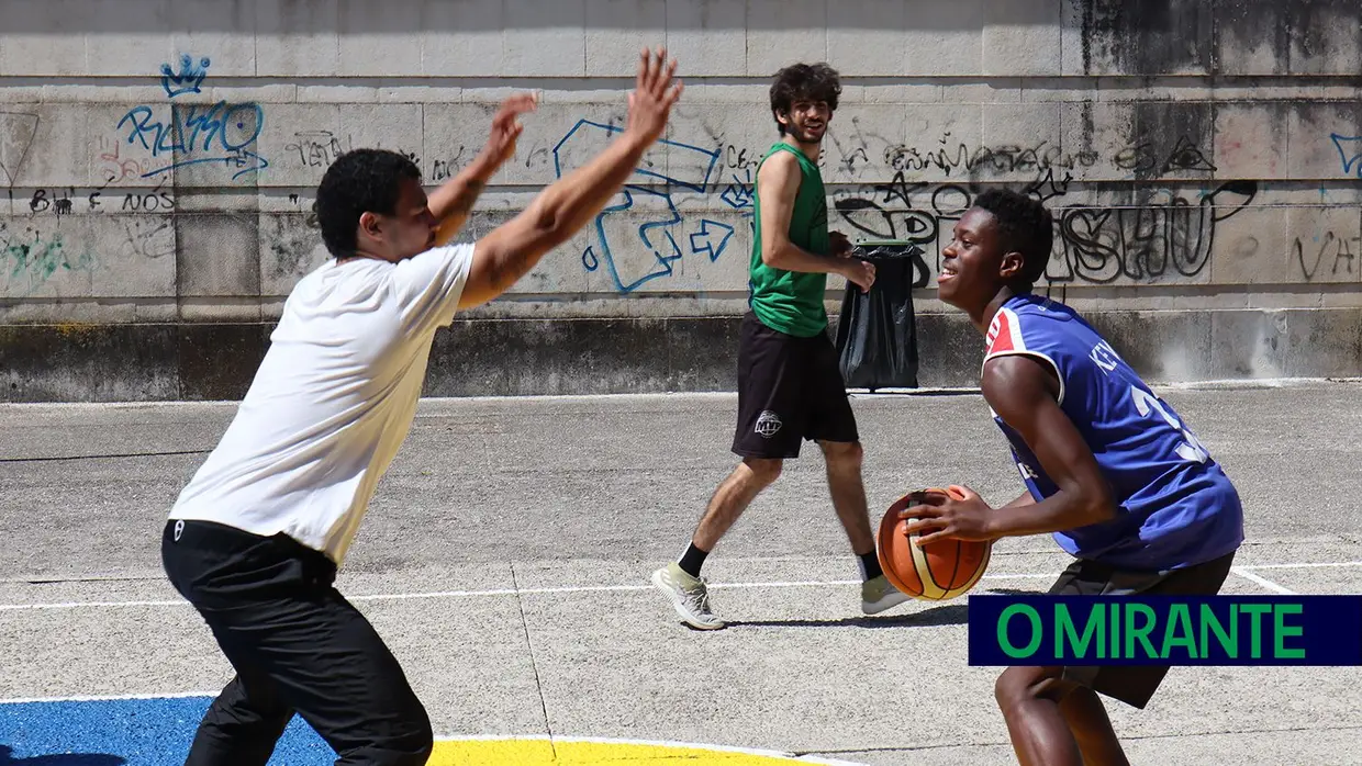 Manhã de basquetebol no novo campo de Rio Maior