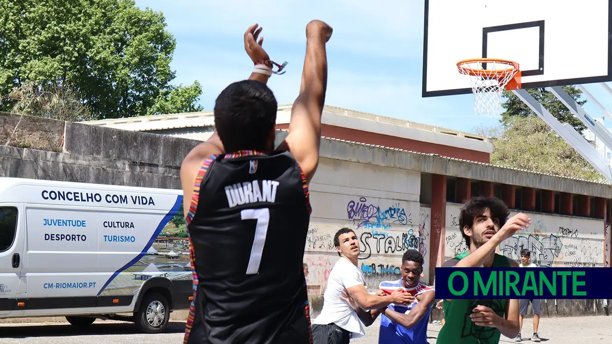 Manhã de basquetebol no novo campo de Rio Maior