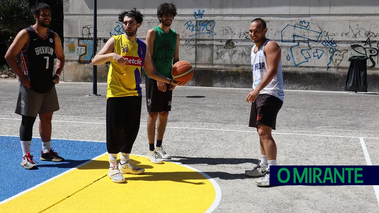 Manhã de basquetebol no novo campo de Rio Maior