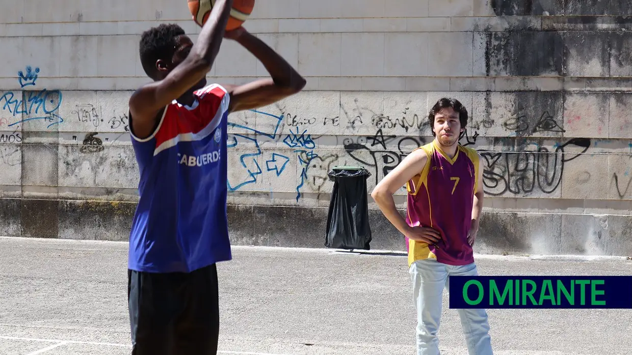 Manhã de basquetebol no novo campo de Rio Maior