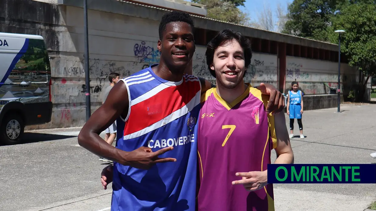 Manhã de basquetebol no novo campo de Rio Maior