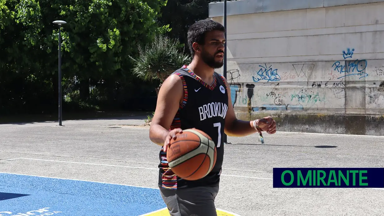 Manhã de basquetebol no novo campo de Rio Maior