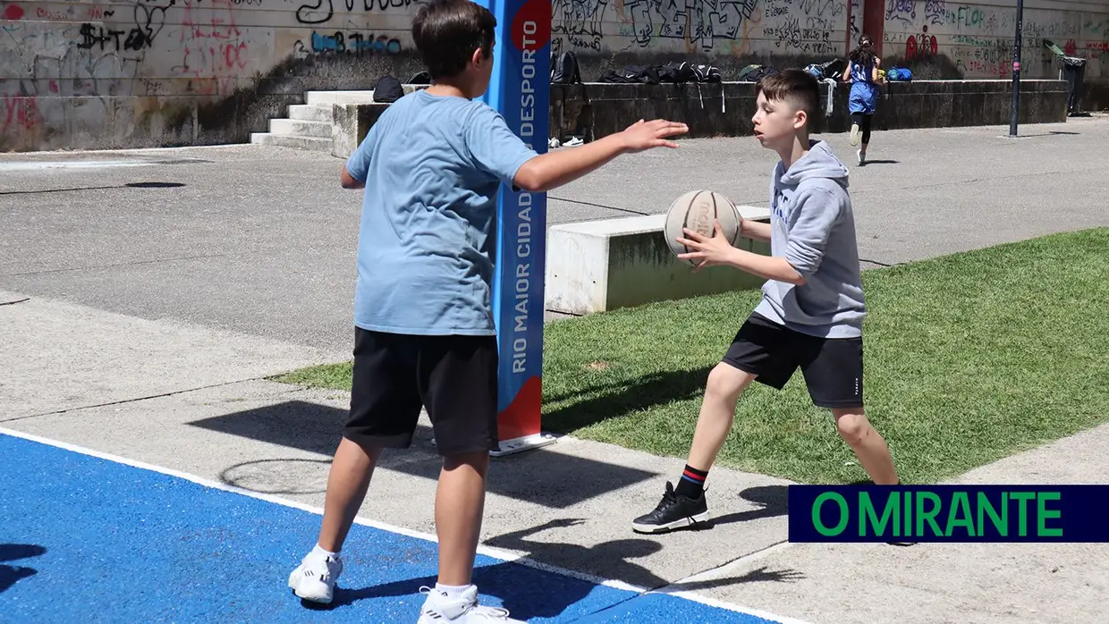 Manhã de basquetebol no novo campo de Rio Maior