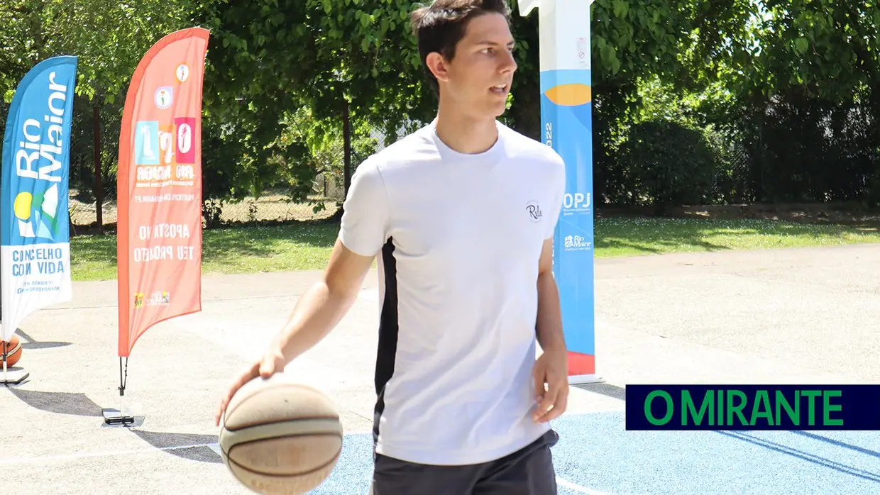 Manhã de basquetebol no novo campo de Rio Maior