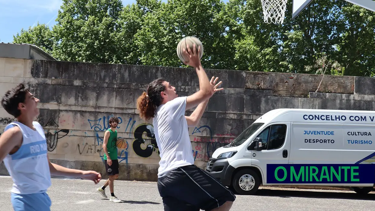 Manhã de basquetebol no novo campo de Rio Maior