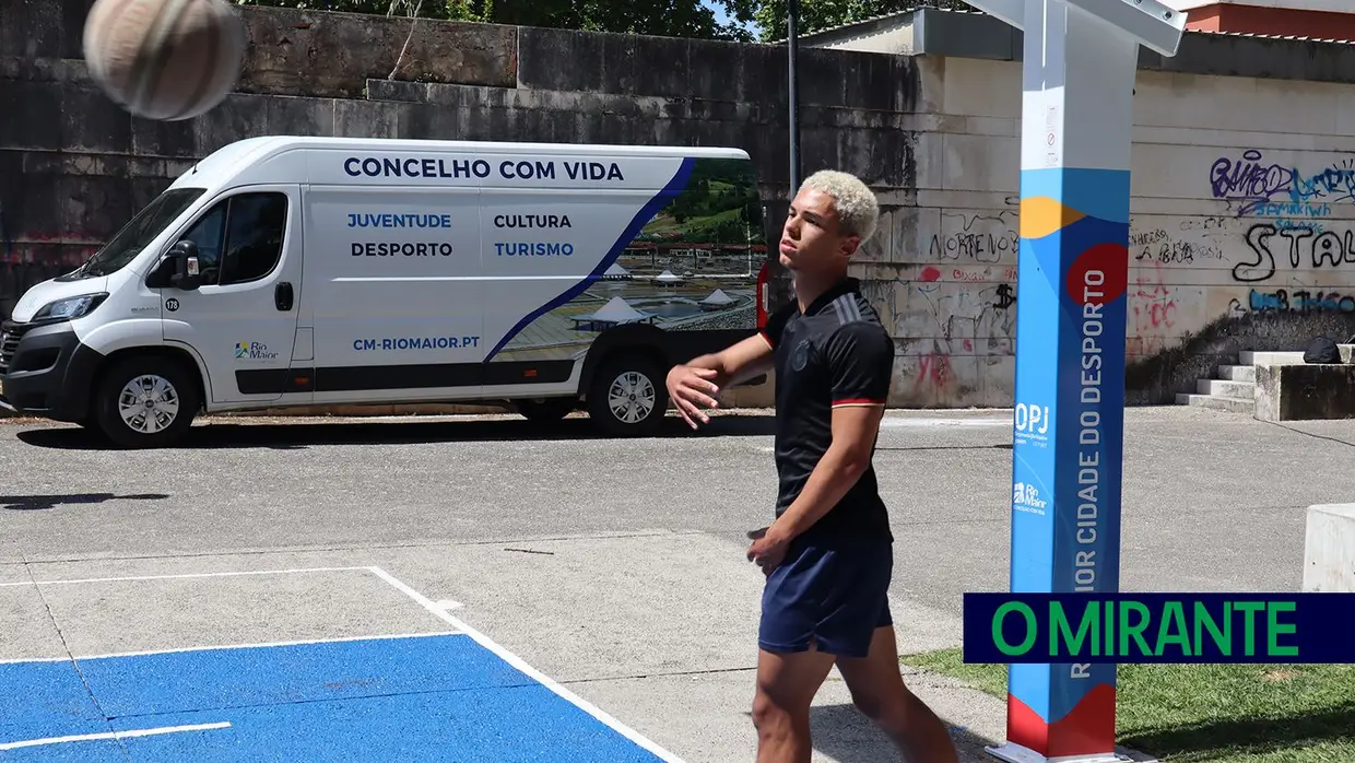 Manhã de basquetebol no novo campo de Rio Maior