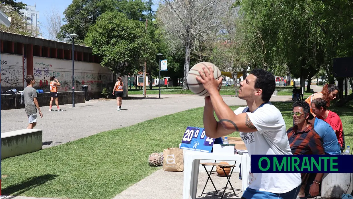 Manhã de basquetebol no novo campo de Rio Maior