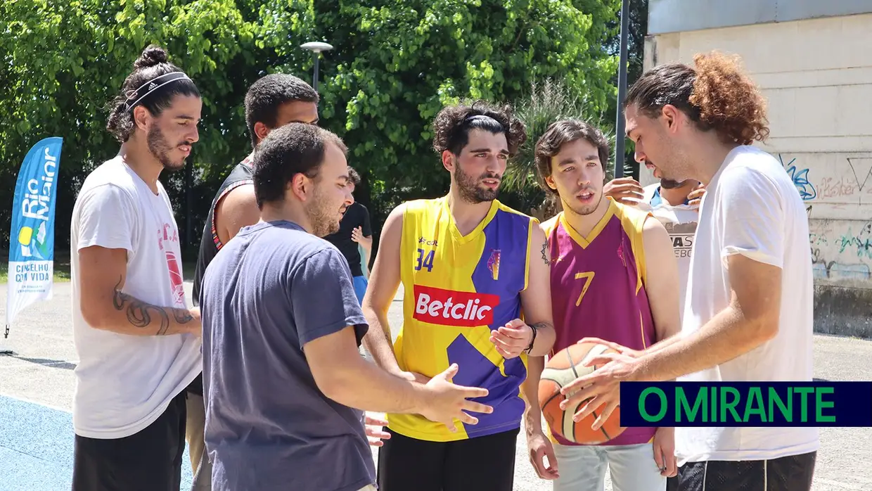 Manhã de basquetebol no novo campo de Rio Maior