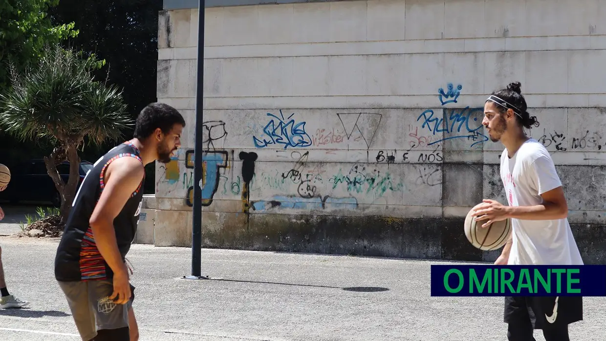 Manhã de basquetebol no novo campo de Rio Maior