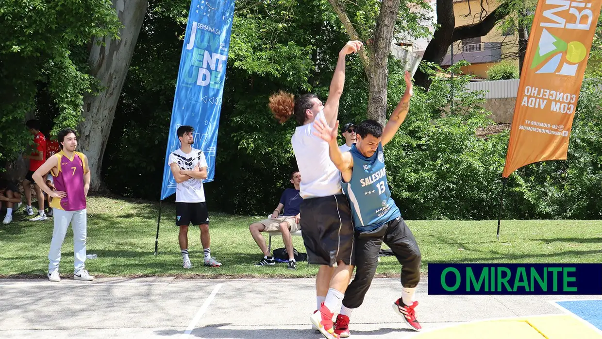 Manhã de basquetebol no novo campo de Rio Maior