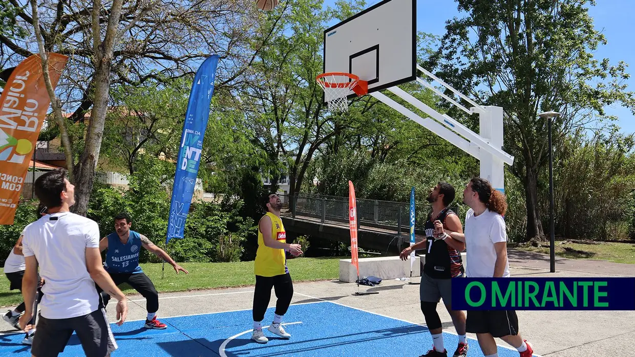 Manhã de basquetebol no novo campo de Rio Maior