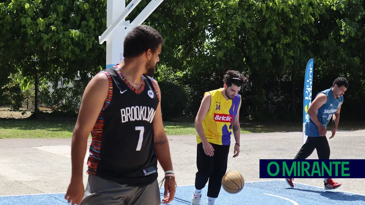 Manhã de basquetebol no novo campo de Rio Maior