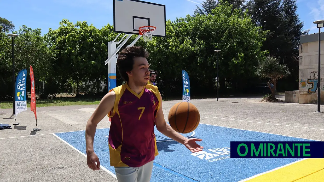 Manhã de basquetebol no novo campo de Rio Maior