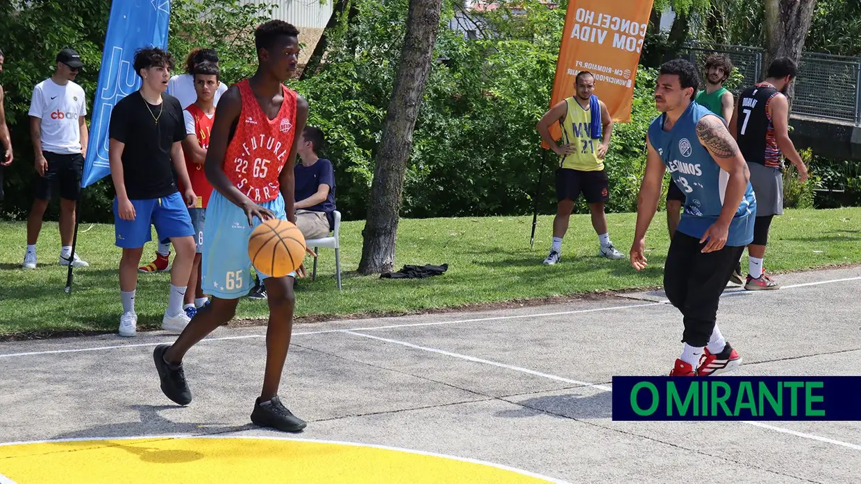 Manhã de basquetebol no novo campo de Rio Maior