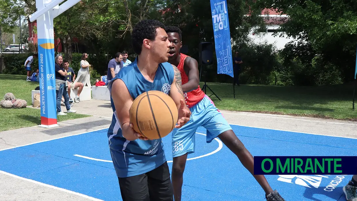 Manhã de basquetebol no novo campo de Rio Maior