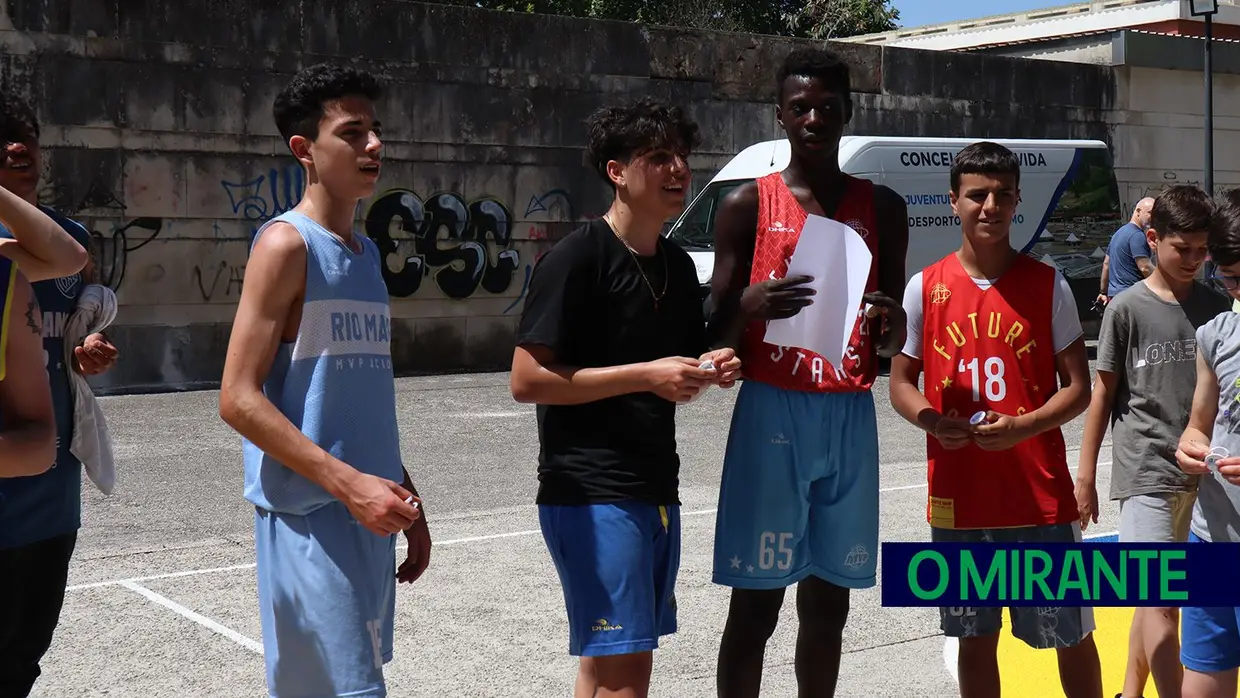 Manhã de basquetebol no novo campo de Rio Maior