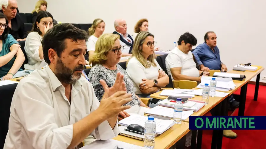 Comunistas abandonam Assembleia Municipal de Alpiarça zangados com a presidente Comunistas abandonam Assembleia Municipal de Alpiarça zangados com a presidente