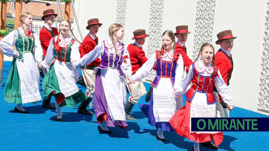 Grupo de folclore da Polónia abrilhantou inauguração do Núcleo Escolar da Erra