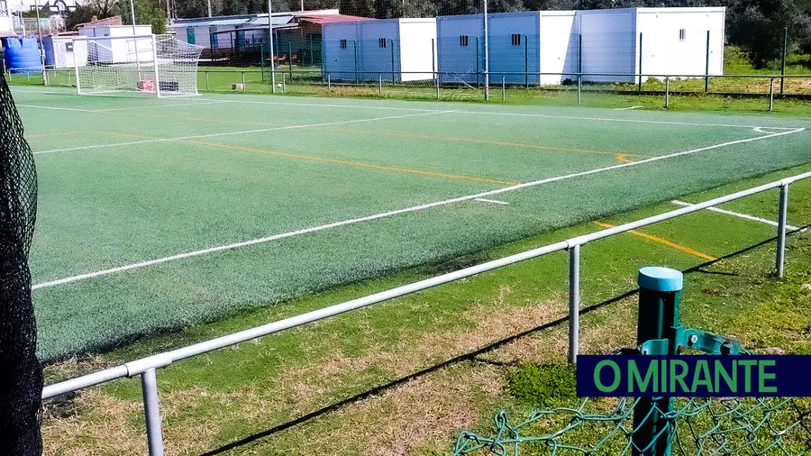 Novos balneários do campo de Montalvo estão prontos há um ano mas ainda não têm água