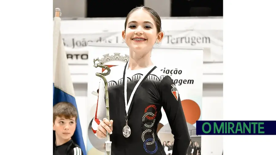 Ana Beatriz Cavaco é vice-campeã distrital de patinagem artística