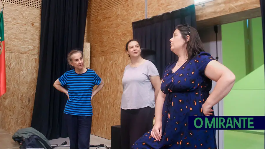 Festa dos Tabuleiros serviu de mote para projecto do Teatro Nacional D. Maria II em Tomar Festa dos Tabuleiros serviu de mote para projecto do Teatro Nacional D. Maria II em Tomar