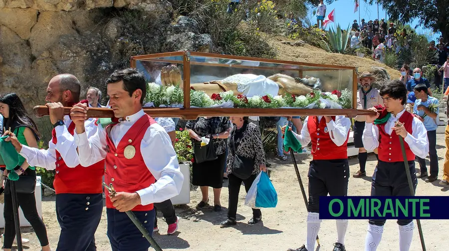 Devotos sobem ao alto do Senhor da Boa Morte no Dia da Espiga Devotos sobem ao alto do Senhor da Boa Morte no Dia da Espiga