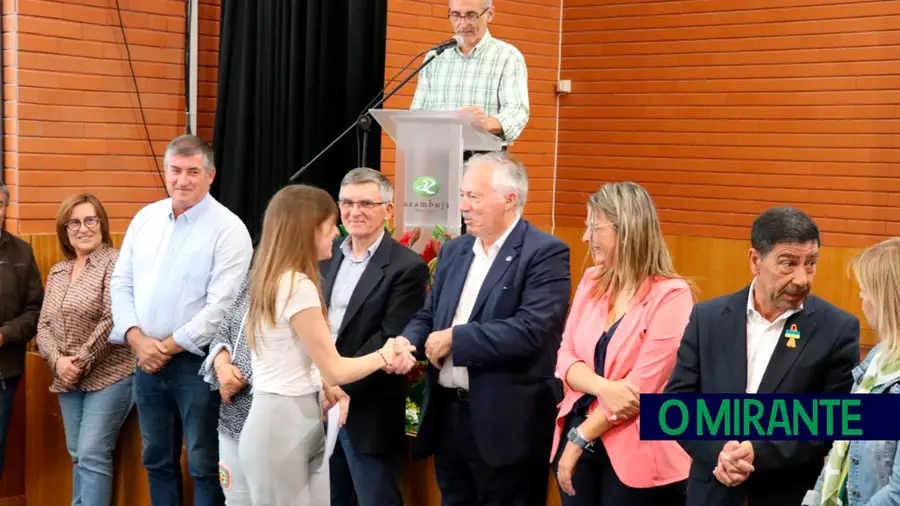 Bolsas de estudo e mérito no valor de 45 mil euros entregues pelo município de Azambuja Bolsas de estudo e mérito no valor de 45 mil euros entregues pelo município de Azambuja