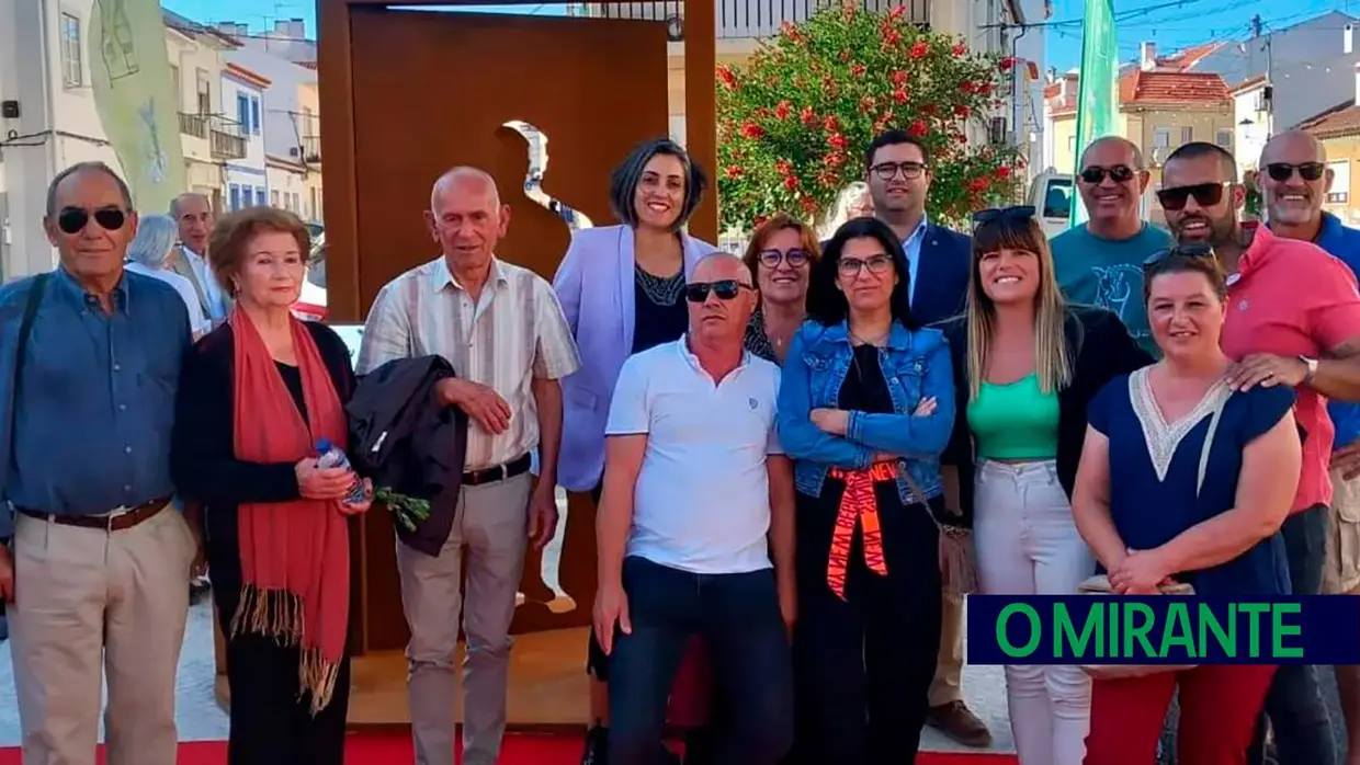 Escultura para homenagear trabalhadores rurais inaugurada no Largo do Rossio em Azambuja